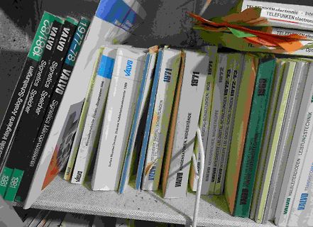 Bücherregal mit Fachbüchern über Elektronik und Halbleiter