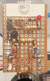 Gelötete Lochrasterplatine mit Widerständen und LED