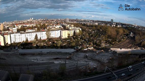 Stadtansicht mit Baustelle und Schienen