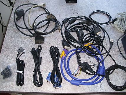 Verschiedene Kabel und Stecker auf Tisch