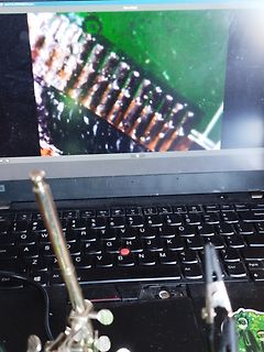 Foto eines Laptops mit einer Nahaufnahme auf dem Bildschirm