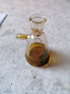 Glasgefäß mit gelblicher Flüssigkeit