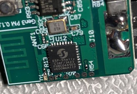 Nahaufnahme einer Leiterplatte mit ESP-Shelly Chip