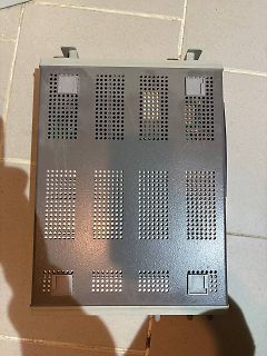 Metallgehäuse mit Lüftungsschlitzen