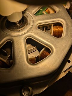 Nahaufnahme eines Elektromotors mit Kupferwicklungen