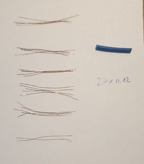 Mehrere Drähte und ein blauer Schlauch
