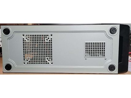 Rückseite eines elektronischen Geräts mit Lüftungsschlitzen