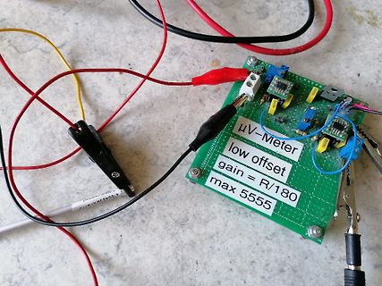 Selbstgebaute µV-Meter Platine mit Messklemmen