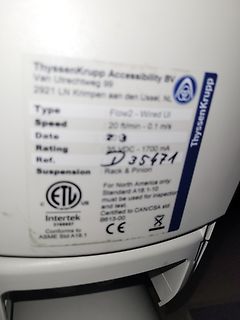 Typenschild eines ThyssenKrupp Aufzugsbauteils