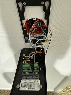 Offene elektrische Installation mit Kabeln und Anschlussklemmen