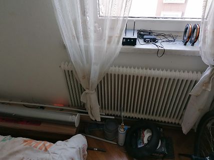 Werkstattbereich mit Fensterbrett und Heizkörper