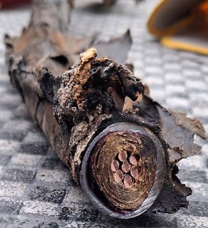Beschädigtes Kabel mit freiliegenden Kupferlitzen