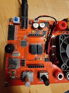 Orangefarbene Leiterplatte mit elektronischen Bauteilen