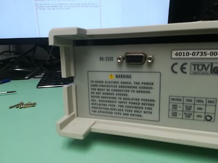 Rückseite eines elektronischen Geräts mit RS-232C Anschluss