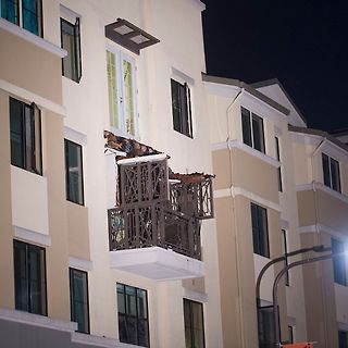 Außenansicht eines mehrstöckigen Gebäudes bei Nacht