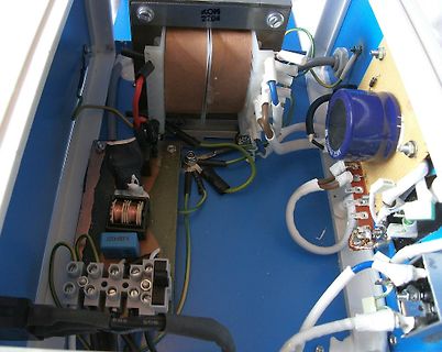Innenansicht eines Netzteils mit Transformator und Bauteilen