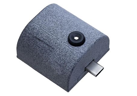 USB-C Anschluss an einem grauen Gehäuse