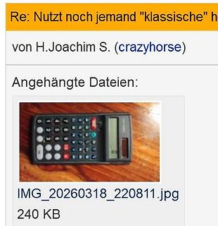 Taschenrechner auf Holztisch