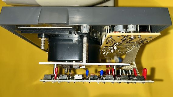 Nahaufnahme einer Leiterplatte mit Bauteilen und Flachbandkabel