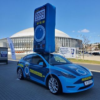 Werbeauto mit großem Multimeter-Aufbau