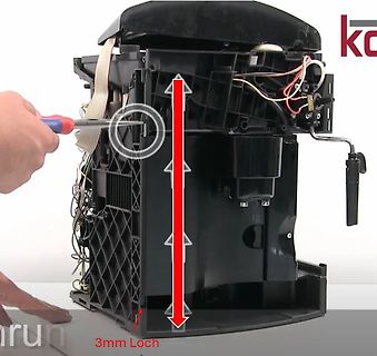 Demontage einer Kaffeemaschine mit Werkzeug
