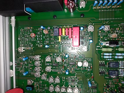 Nahaufnahme einer Leiterplatte mit elektronischen Bauteilen