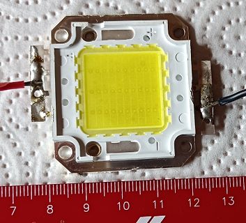 Nahaufnahme einer Hochleistungs-LED mit Messskala