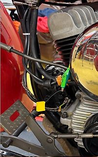 Motor eines Motorrads mit Kabeln und Bauteilen