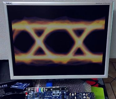 Foto eines Monitors mit Augendiagramm und Leiterplatte