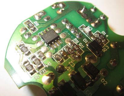 Nahaufnahme einer Leiterplatte mit elektronischen Bauteilen