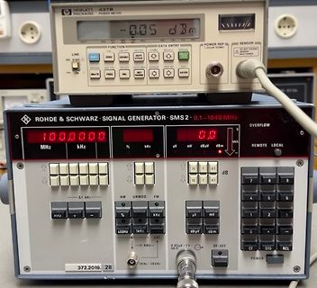 Messgeräte im Labor, Signalgenerator und Leistungsmessegerät