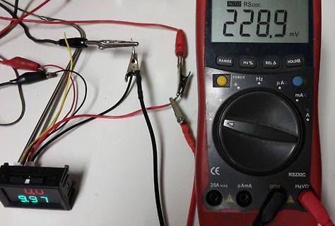 Multimeter und Display bei Messaufbau