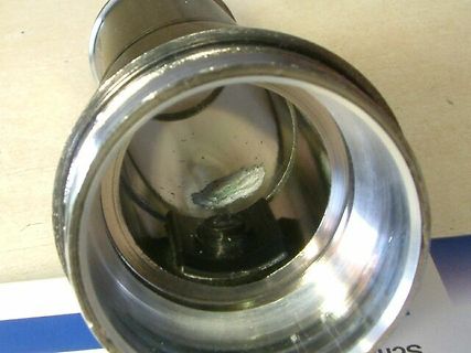 Blick in ein Metallgehäuse oder Bauteil