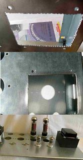 Innenansicht eines Metallgehäuses mit Vakuumröhren
