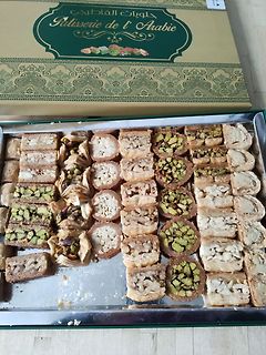 Baklava und orientalische Gebäckstücke auf einem Tablett