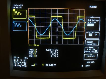Oszilloskop-Display mit Rechtecksignal