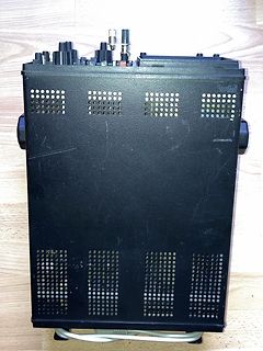 Rückansicht eines schwarzen Elektronikgeräts mit Lüftungsschlitzen