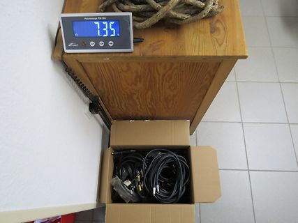 Digitale Waage und Kabel in Karton