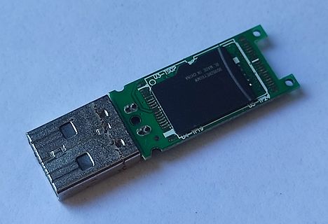 USB-Stick mit freigelegter Leiterplatte