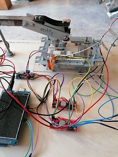 Elektronischer Versuchsaufbau mit Verdrahtung und Display