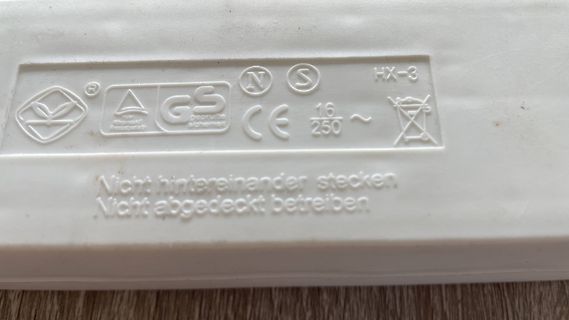 Prägung auf Kunststoffgehäuse eines Geräts
