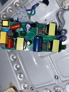 Leiterplatte eines Netzteils mit Kondensatoren und ICs