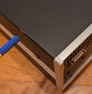 Nahaufnahme eines elektronischen Geräts mit Anschlussbuchse