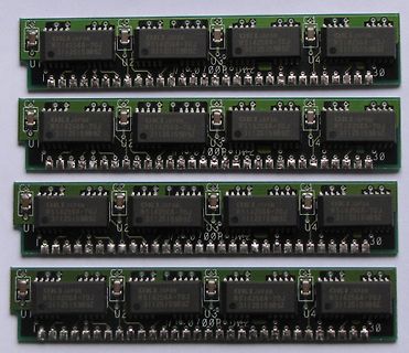 Vier identische Leiterplatten mit OKI Japan Chips