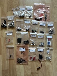Elektronikbauteile in Plastikbeuteln auf Holzuntergrund