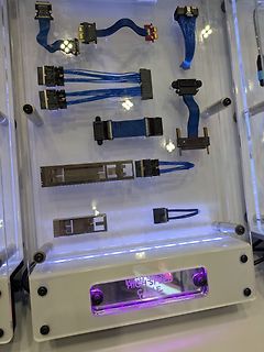 Verschiedene blaue Flachbandkabel in einer Vitrine