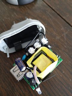 Offenes Schaltnetzteil mit Transformator und Elektrolytkondensatoren