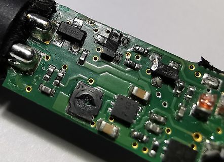 Nahaufnahme einer Leiterplatte mit SMD-Bauteilen
