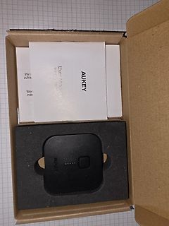 Verpackung eines Aukey Geräts mit Bedienungsanleitung