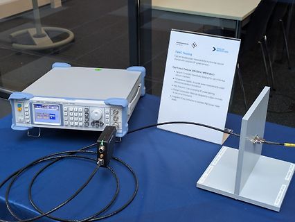 Rohde & Schwarz Signalgenerator und Testaufbau